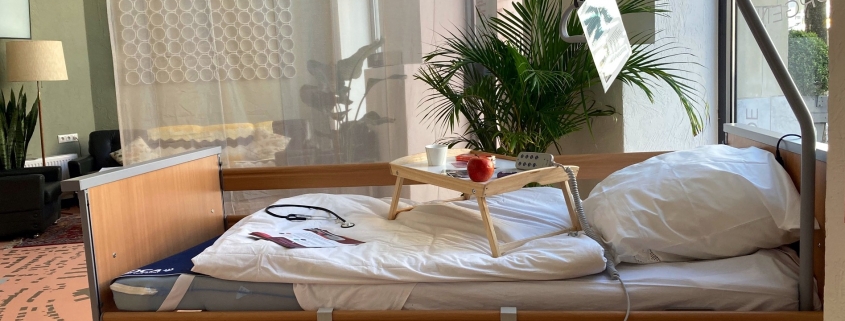 In dem Zukunftsraum "Digitale Gesundheit" ist ein Pflegebett mit einem Bettsensor und einer Sensormatte.